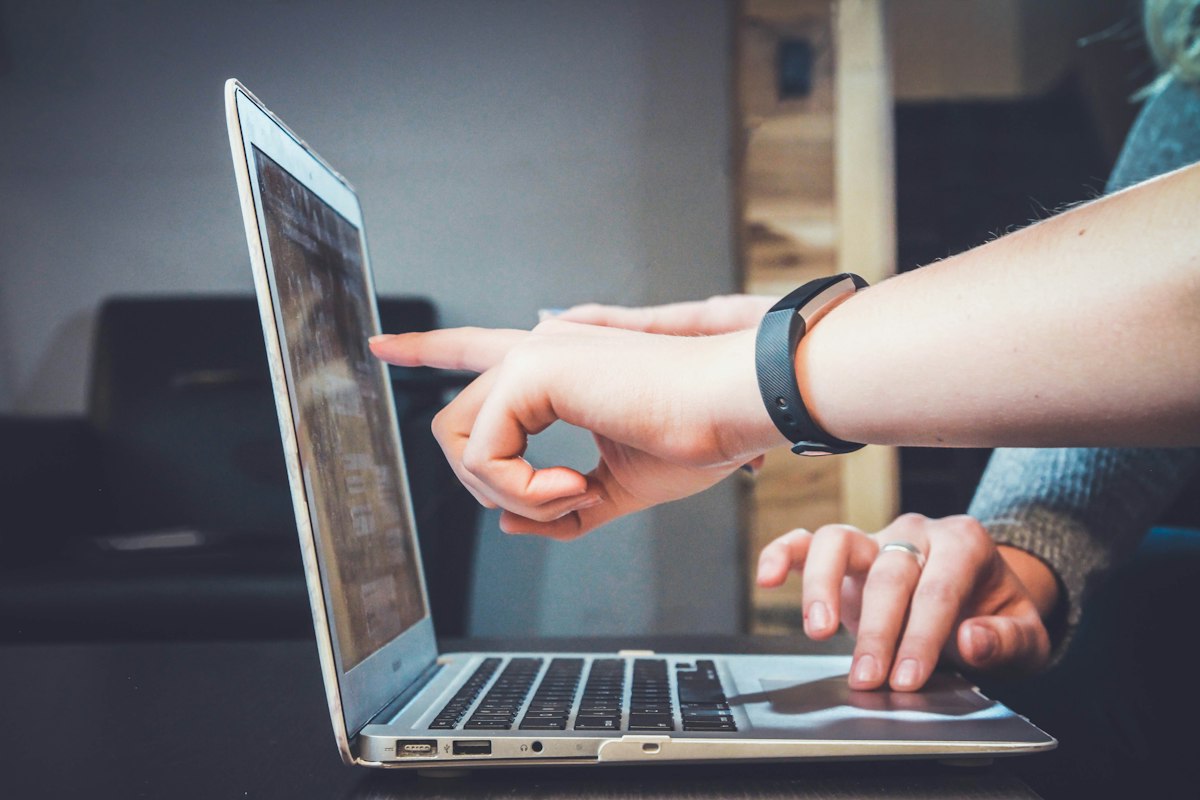 Ambiente de trabalho organizado com notebook e café, transmitindo foco e serenidade